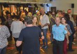 Oldie-Party am 19.10.2019 Foto : Tobias Tschapka (tts) / 20.10.2018 / Wirecenter am221018
motiv : Oldie-Party im Hilpoltsteiner Schützenhaus
Am 20.10.2018 fand im Hilpoltsteiner Schützenhaus wieder die beliebte Oldie-Party mit DJ Eisi statt.
HILPOLTSTEIN (tts) - Keine Schüsse, sondern unsterbliche Schlager- und Rock n Roll-Melodien peitschten in der Nacht zum Sonntag durch Hilpoltsteiner Schützenhaus, denn dort hieß es wieder ,,Oldies, but Goldies´´, und das bis spät in die Nacht. Denn die Stadt lud auch heuer wieder ein zur großen Open-End-Oldieparty für junge und junggebliebene Tanzfreudige, die alle wieder allzu bereit waren, die Tanzfläche zu stürmen. Während dort die bunten Lichter flackerten und sich die Tanzpaare im Kreise drehten, sorgte einmal mehr DJ Eisi alias Helmut Eisenberger an den Plattentellern für eine Top-Auswahl an Hits der 60er, 70er und 80er Jahren. Zur fortgeschrittenen Stunde begeisterte dann auch noch ein Auftritt der ,,Flying Shadows´´ vom Boogieclub Allersberg das Publikum, bei dem ordentlich die Fetzen (und die Röcke) flogen. Nicht fehlen durfte auch das inzwischen obligatorische ,,Oldie-Quiz´´ nicht. Wer Fragen zum Beispiel zu den Nummer-1-Hits von Howard Carpendale oder aus welchem Land Schlagersänger Gus Backus ursprünglich stammt richtig beantworten konnte, durfte auf Bier- und Essensgutscheine hoffen. Fest steht: der Schlager lebt, und die Oldie-Party ist so schnell nicht aus dem Veranstaltungskalender der Stadt wegzudenken.
Hilpoltsteinfesteveranstaltungen2018