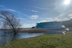 Prall gefüllter Brombachsee – frisch renovierter Trimaran MS Brombachsee verhüllt